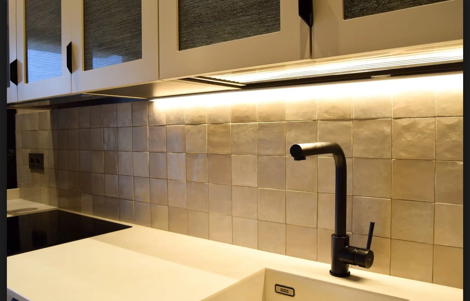 Iluminación integrada bajo los muebles altos sobre azulejo artesanal