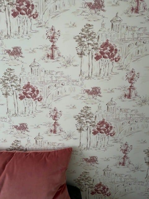 Papel pintado toile de Jouy en rosa con cojín de terciopelo