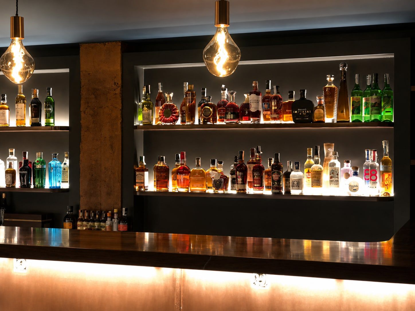 Botellero iluminado detrás de la barra de la coctelería