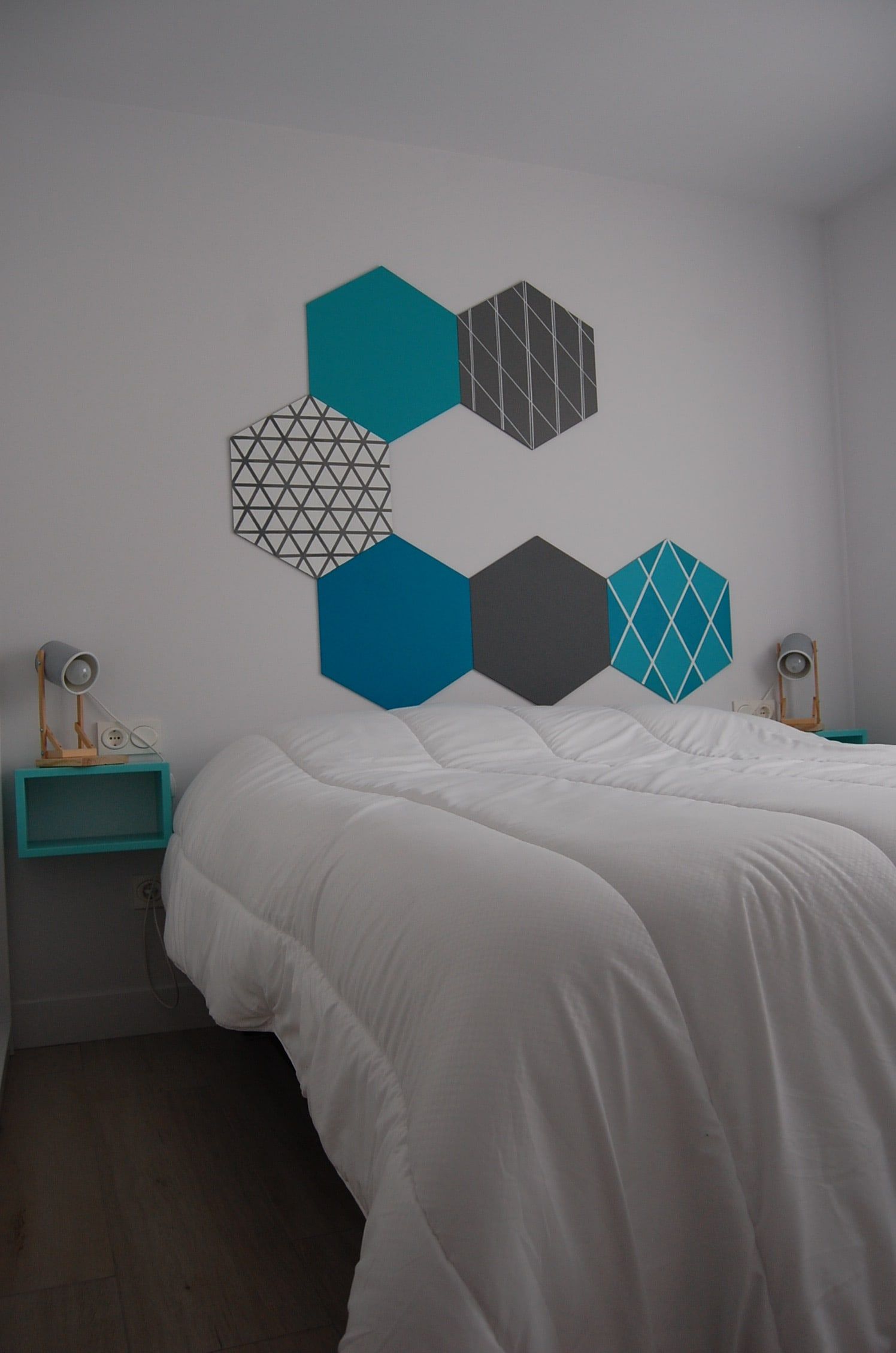 Después: Dormitorio con cabecero de hexágonos en azul turquesa y gris
