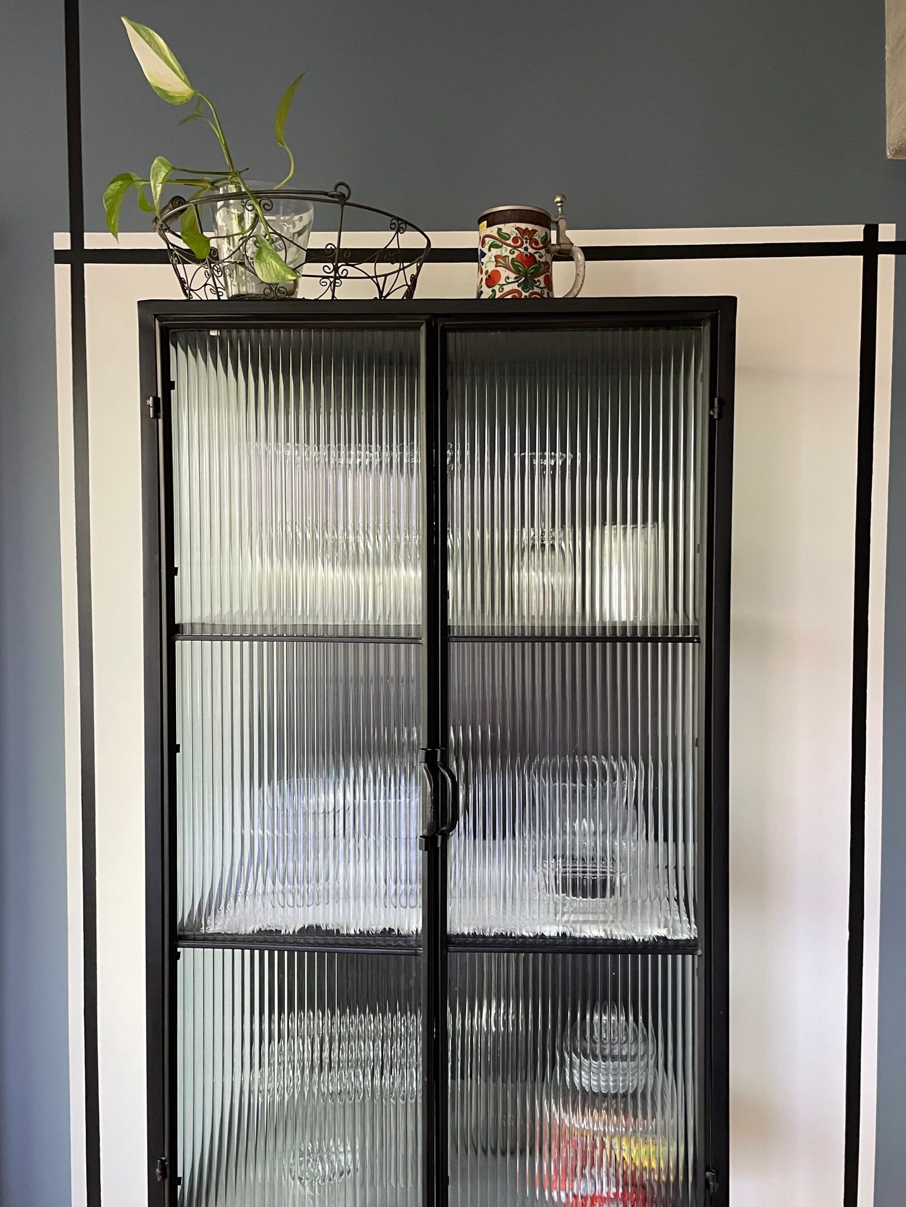 Vitrina negra con puertas de cristal acanalado