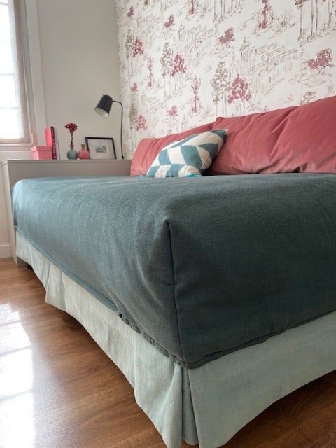 Cama de día con funda azul petróleo y papel pintado toile de Jouy