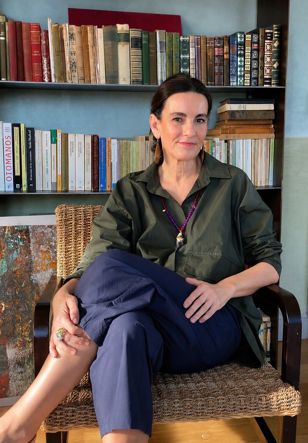 Amaia Aizpurua, interiorista de Buganvilla Interiorismo, sentada frente a una librería